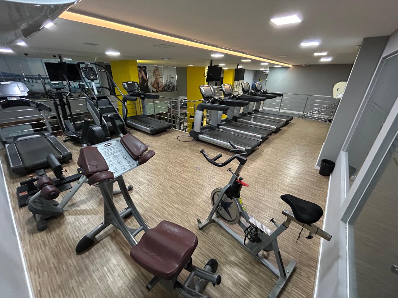 Área de esteiras e cardio